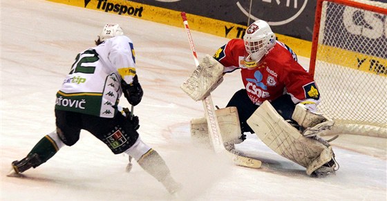 PROMNNÝ NÁJEZD. Martin Zaovi pokoil v samostatném úniku brankáe Riku. 