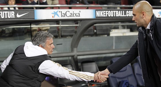 FAVORITÉ. Majitel klubu Roman Abramovi by chtl do Chelsea údajn pivést Josého Mourinha (vlevo), nebo Josepa Guardiolu.