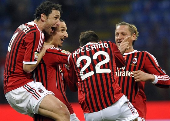 Fotbalisté AC Milán oslavují gól Zlatana Ibrahimovie (druhý zleva).