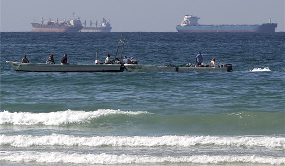 Rybái na lovu v Perském zálivu. Za nimi jsou vidt tankery, které vyuívají strategický Hormuzský prliv. (19. ledna 2012)