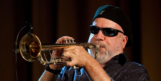 Trumpetista Randy Brecker pi vystoupení v portugalském Lisabonu (2009)