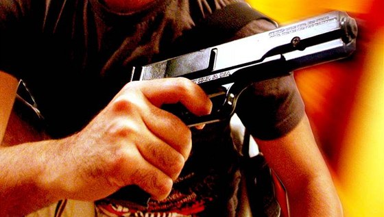 Cizinec s vytetovanými nacistickými znaky míil na návtvníky brnnského baru pistolí. (Ilustraní snímek)