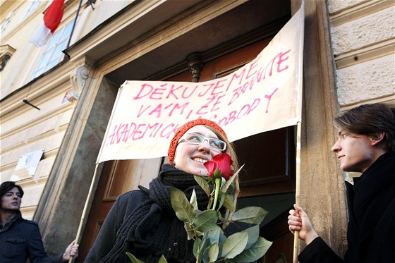 Marta Harasimowicz z iniciativy Za svobodné vysoké koly na protestní akci ped budovou ministerstva kolství