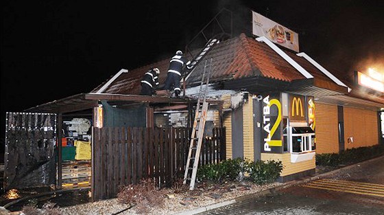 Pratí hasii likvidují poár restaurace na Evropské tíd. (26. ledna 2012)