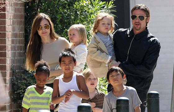 Angelina Jolie a Brad Pitt s dtmi (jejich vlastní potomci Vivienne, Shiloh a...