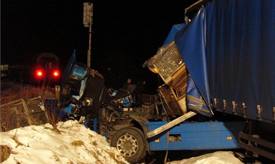 Sráka osobního motorového vlaku a nákladního auta na pejezdu u Valaského