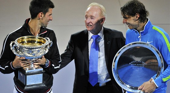 PÍTÍ ROK BY DOSTALI VÍC. Finalisté Australian Open Novak Djokovi a Rafael Nadal s legendárním australským tenistou Rodem Laverem