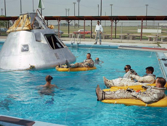 Posádka Apolla 1 bhem výcviku v bazénu v ervnu 1966. Grissom je v nafukovacím...