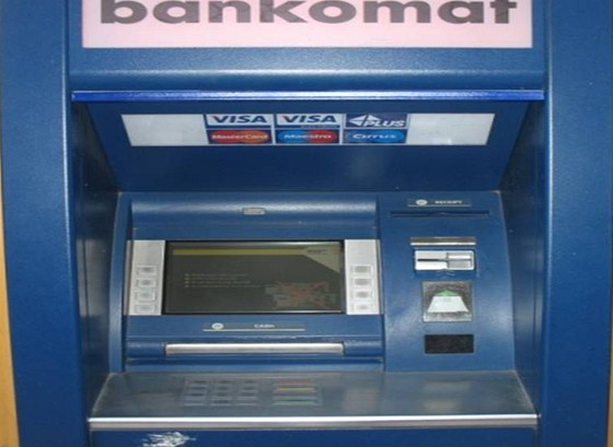 Skimmovací zaízení je na bankomatech vdy umístno tak, aby bylo co nejmén nápadné. Na tomto snímku je zabudováno v malé lit v horní pravé ásti bankomatu. Ilustraní snímek.