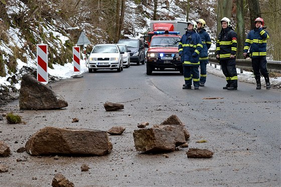 Hasii odstraují uvolnné kameny na svahu u Kyselky na Karlovarsku.