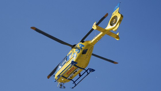 Zranného dtského pacienta od nehody odváel vrtulník. Ilustraní snímek