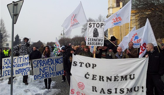 Protestního shromádní a pochodu svolaného do Varnsdorfu Dlnickou stranou