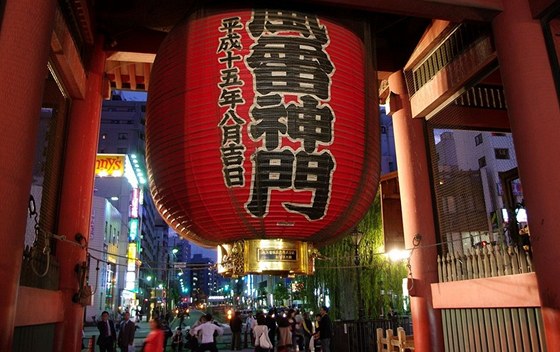 Japonsko, Tokio - Chrám Sensódi ve tvrti Asakusa má z jedné strany trnici a