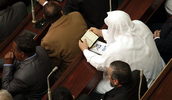 Nov zvolený poslanec egyptského parlamentu si te v Koránu bhem prvního