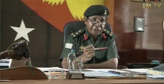 Zábr z papuánské televize ukazuje jednoho z rebelujících dstojník bhem