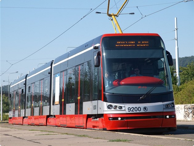 Tramvaje budou na Letenské námstí jezdit v obou smrech po jedné koleji.