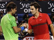 GRATULUJU. vcarsk tenista Roger Federer (vpravo) se musel znovu poklonit
