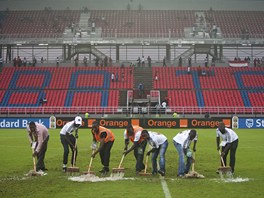 POJTE, MUSÍME TO UKLIDIT! Poadatelé pomocí koat a mop zkouejí dostat z