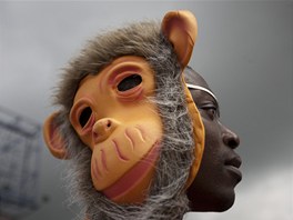 NA MAKARNÍ? NE, NA FOTBAL! Fanouek Rovníkové Guiney se s netradiní maskou