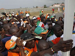 MY U CHCEME DOVNIT! Fanouci Pobeí Slonoviny se tlaí u vchodu na stadion v