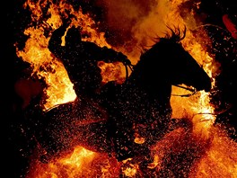 panl projídí na koni ohnm bhem tradiního "Luminarias", tedy staletého...