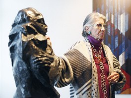 Meda Mldkov ukazuje sochu Otto Gutfreunda zkost z roku 1912 (25. ledna 2012).