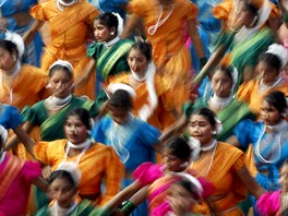 Indické dívky v barevných sárí taní bhem oslav Dne republiky v Novém Dilí.