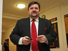 Petr Wolf ped zahjenm soudu. (27. ledna 2012)