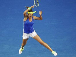 VE VÝSKOKU. Viktoria Azarenková dala do finálového utkání vekeré své umní.