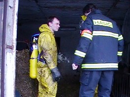 Dvanct prasat vytahovali hasii z jmky pi zchrann akci v Ostromi na