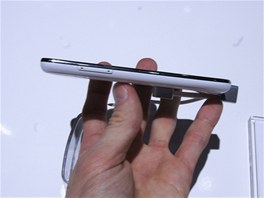 Samsung Galaxy S II Skyrocket -Skyrocket nabízí 4,5 palcový displej a také...