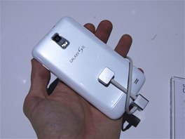 Samsung Galaxy S II Skyrocket - výhodou bílé varianty je nelesklé provedení,...