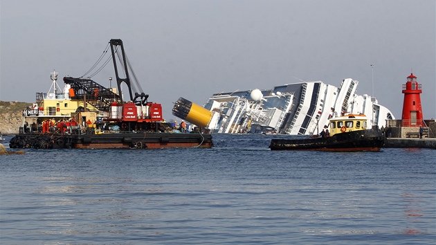 Ploina s oderpvac technikou m ke ztroskotan lodi Costa Concordia. (28. ledna 2012)