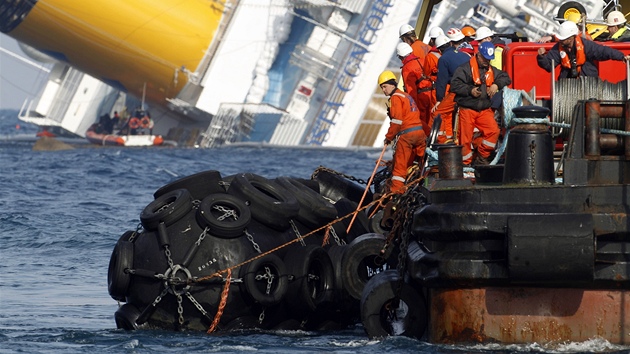 Ploina s oderpvac technikou m ke ztroskotan lodi Costa Concordia. (28. ledna 2012)