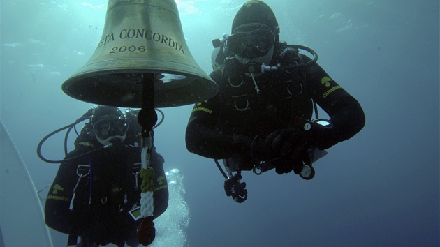 Italt policejn potpi u vraku ztroskotan vletn lodi Costa Concordia (20. ledna 2012)