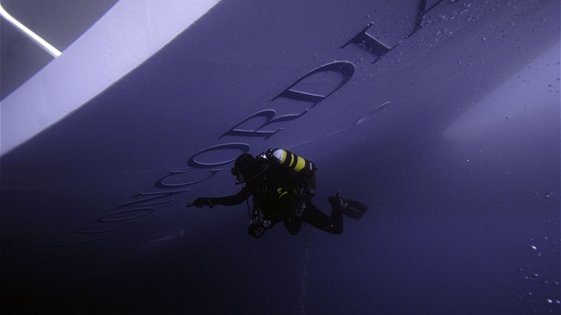 Italtí policejní potápi u vraku ztroskotané výletní lodi Costa Concordia