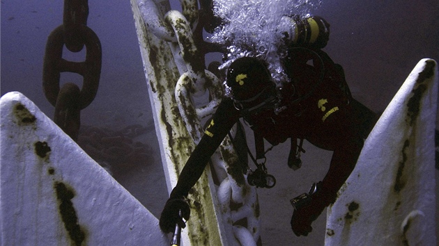 Italtí policejní potápi u vraku ztroskotané výletní lodi Costa Concordia