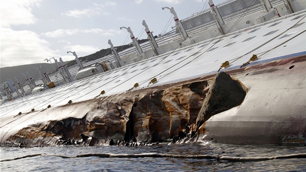 Pokozený kýl výletní lodi Costa Concordia. (24. ledna 2012)