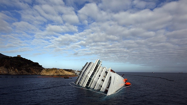 Ztroskotan lo Costa Concordia se stala dominantou pobe italskho ostrova Giglio (24. ledna 2012)
