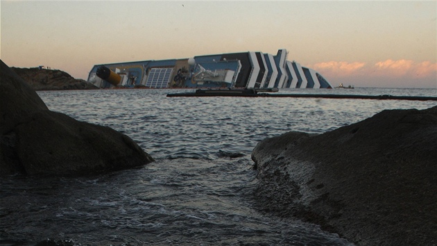 Chodby vletn lodi zablokovaly haldy naplavenho nbytku (25. ledna 2012)