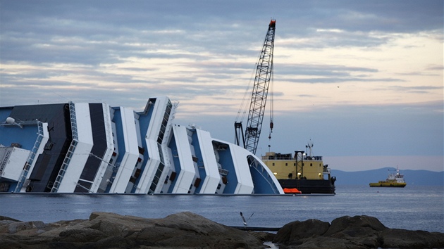 U ztroskotané lodi Costa Concordia vrcholí pípravy k oderpání paliva (27.