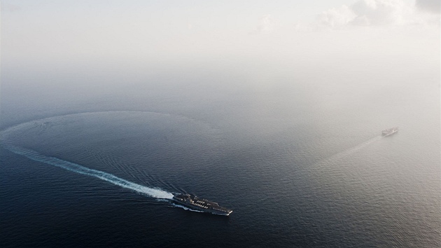 Americké letadlové lod USS John C. Stennis (vlevo) a USS Abraham Lincoln ve...