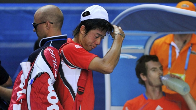 JAPONEC. KONEC. Japonsk tenista Kei Niikori dostal ve tvrtfinle Australian Open lekci od Brita Murrayho. (v pozad)