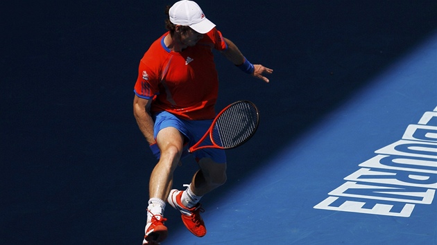 MEZI NOHAMA. Britsk tenista Andy Murray chtl divky v Melbourne pobavit derem mezi nohama, ale mek netrefil.
