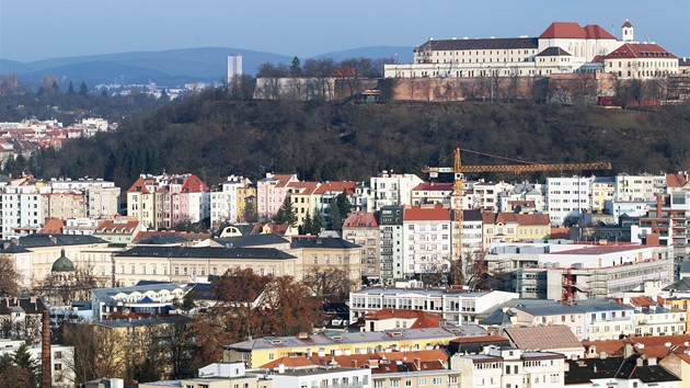 NEJVYÍ Z BRNA. Pohled z mrakodrapu Tower B na dominantu jihomoravské