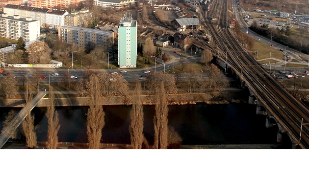 Na stee mrakodrapu Tower B se otevírá pohled na Brno. Vlevo hrad pilberk,