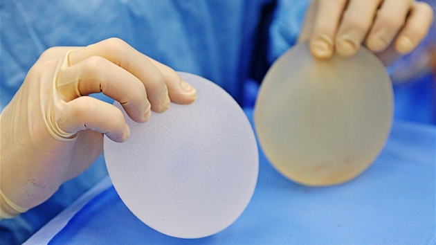 Výměna implantátů PIP - nový bezpečný implantát (nalevo) a vyjmutý implantát s Výměna implantátů PIP - nový bezpečný implantát (nalevo) a vyjmutý implantát s