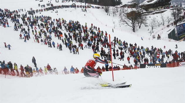 CHORVATSK NADJE. Ivica Kosteli sr branky na trati slalomu Svtovho pohru v Kitzbhelu. 