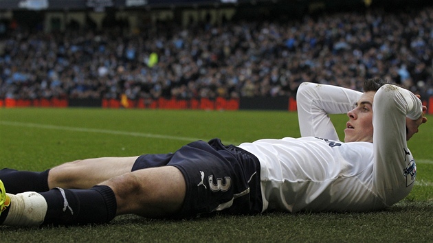 ZKLAMÁNÍ. Gareth Bale sice srovnal zápas na hiti Manchesteru City, Balotelli