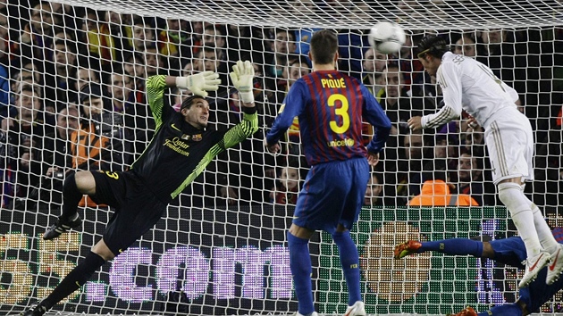 NEUZNANÝ GÓL. Sergio Ramos (v bílém) hlavikuje mí do barcelonské branky,...